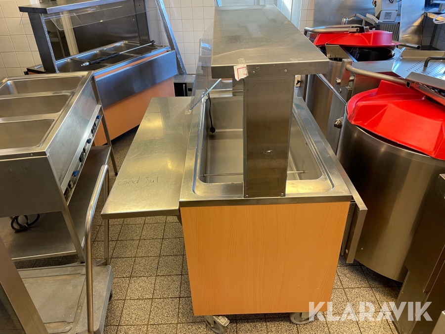 Serveringsvagn Idesta kyld med brickstöd på båda sidor