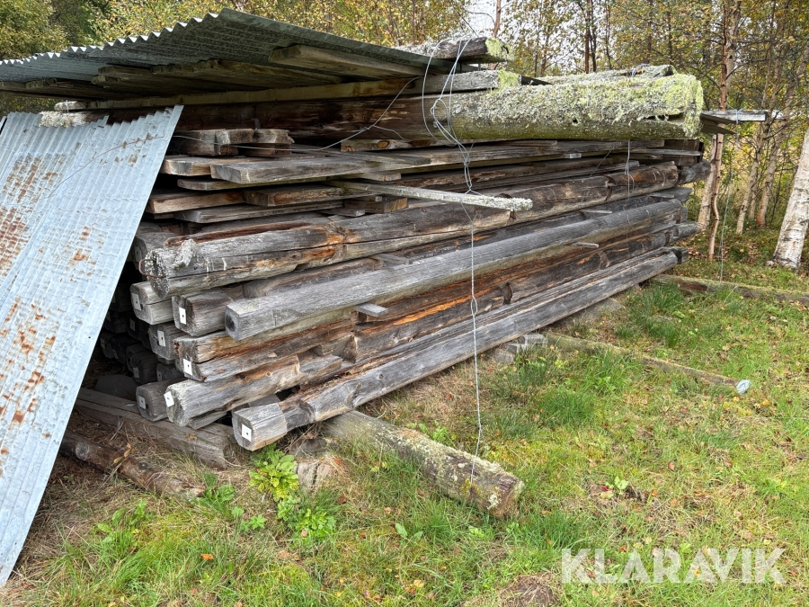 Timrat härbre med loft, nedmonterad