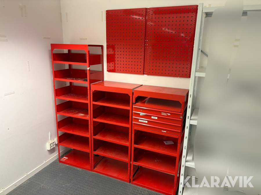 Plåthyllor och verktygstavla