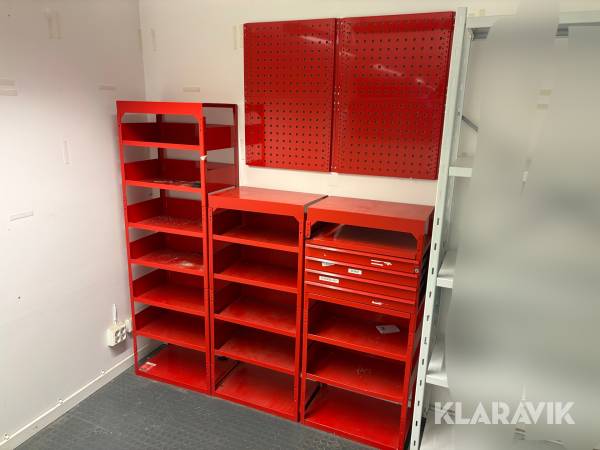 Plåthyllor och verktygstavla