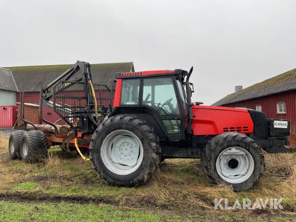 Skogsekipage Traktor Valtra 6350-4 med skogskärra Weimer RDM14 Mowi 400 kran