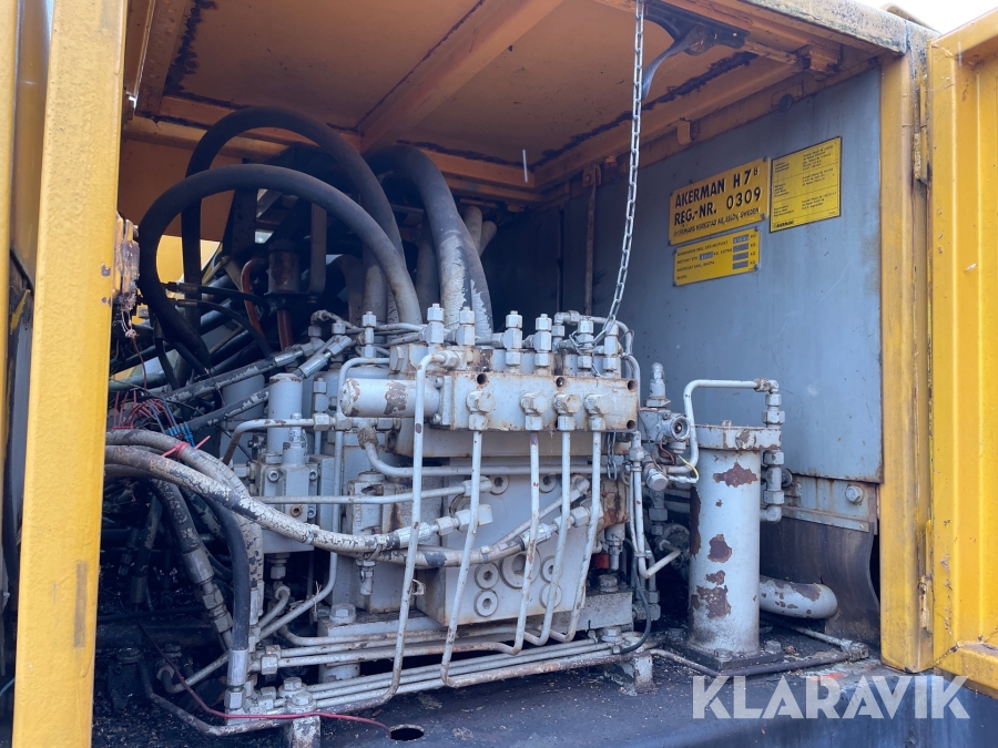 Grävmaskin Åkerman H7B med maskintrailer