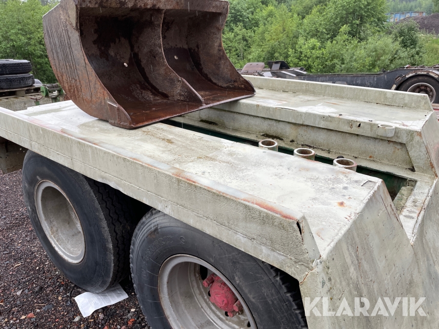 Grävmaskin Åkerman H7B med maskintrailer