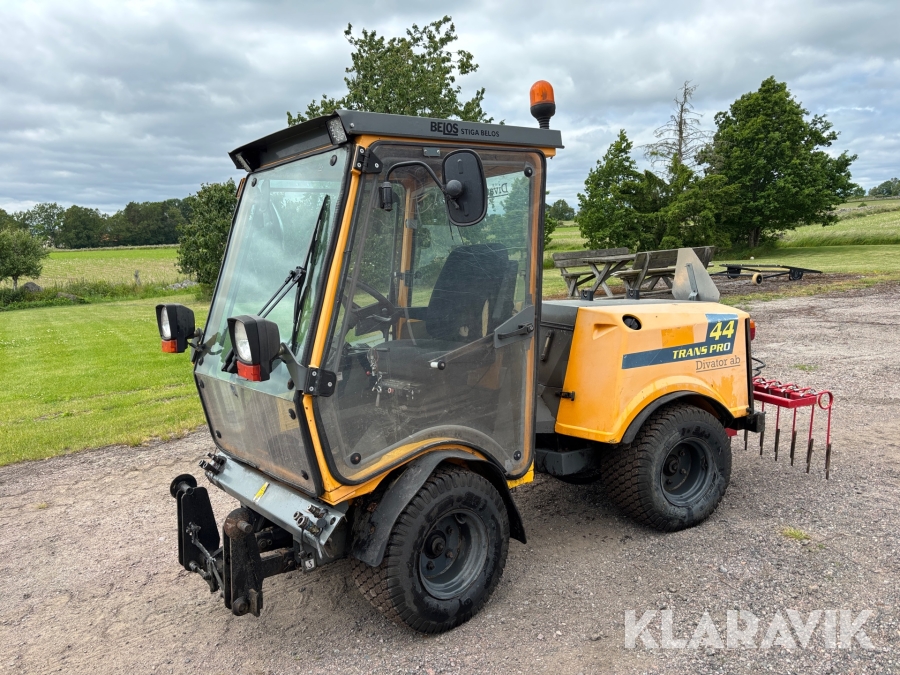 Redskapsbärare Belos Trans Pro 44 med vikplog och sandspridare