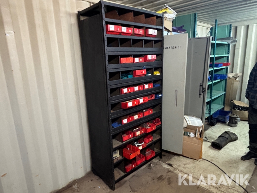 Skåp med hydraulkomponenter