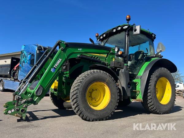 Traktor John Deere 6110R med lastare, gafflar & 2 skopor