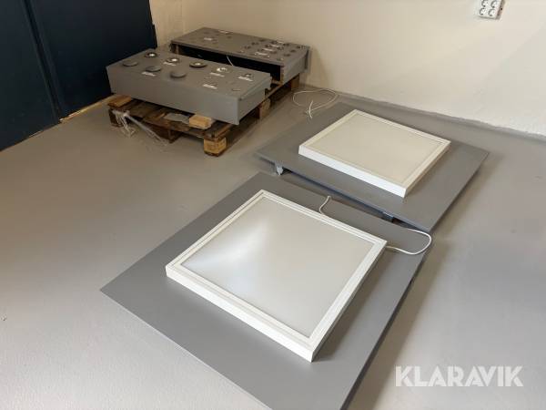 Visningsmonter med armaturer