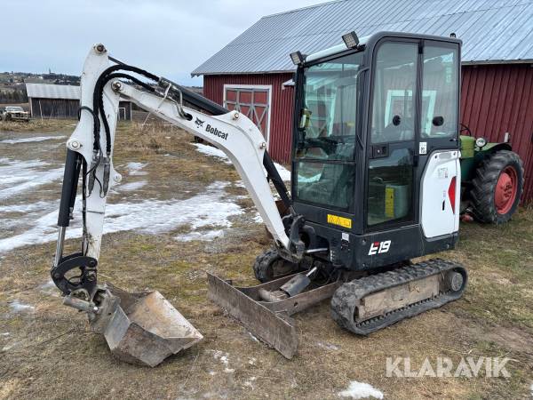 Grävmaskin Bobcat E19 med tiltfäste och 3 skopor