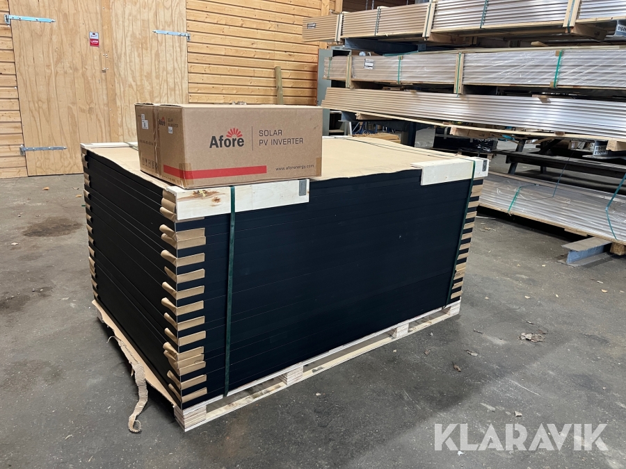 Solceller JA Solar med växelriktare och monteringsmaterial