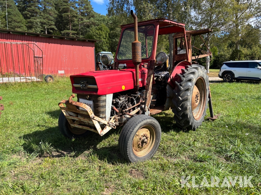 Veterantraktor Massey Ferguson 135 med kran, plog och harv.