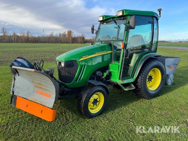 Traktor John Deere 3520 med vikplog & sandspridare