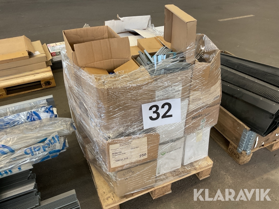 Diverse blandade distanser, isolerstift, plastkil och nätfäste