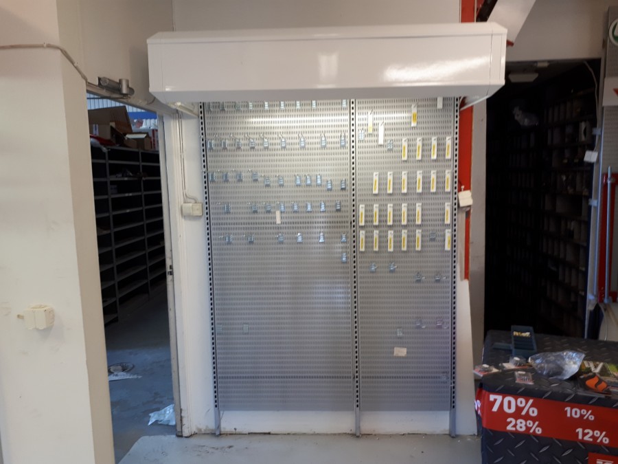 Begagnad Butiksinredning med krokar och belysning