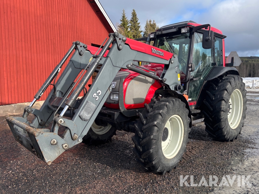 Traktor Valtra A75N med frontlastare och skogshytt