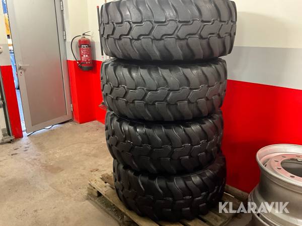 Entreprenad däck Dunlop 405/70-18 på CAT-fälg