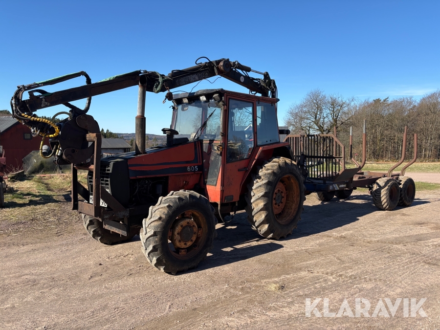 Traktor Valmet 605 med skogskran / skogsvagn 