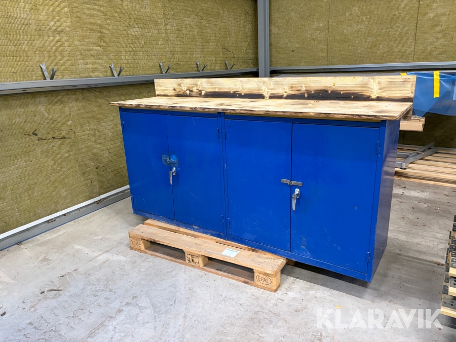 Bänk med verktygskåp