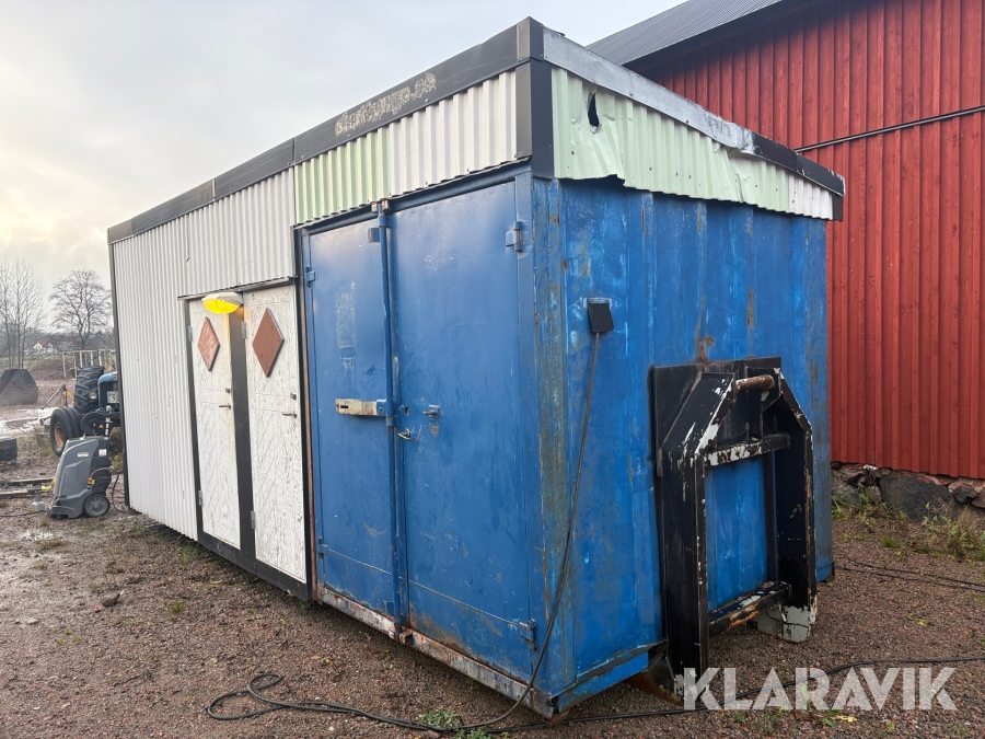 Personalvagn på lastväxlarram med uppvärmd container och toalett
