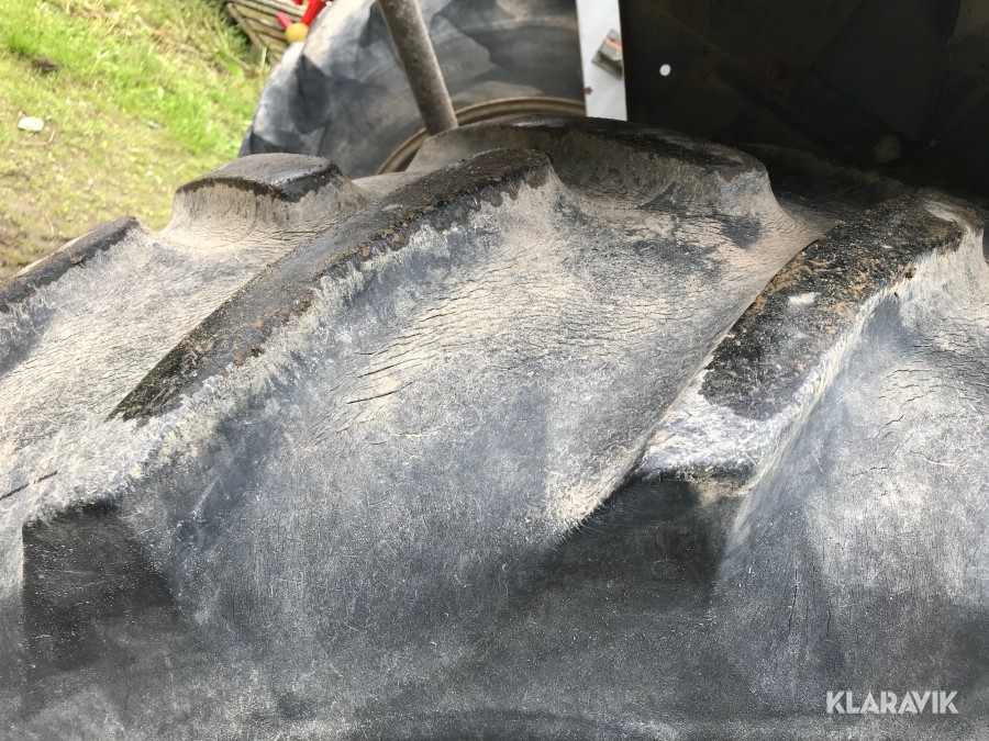 Traktor Massey Ferguson 375