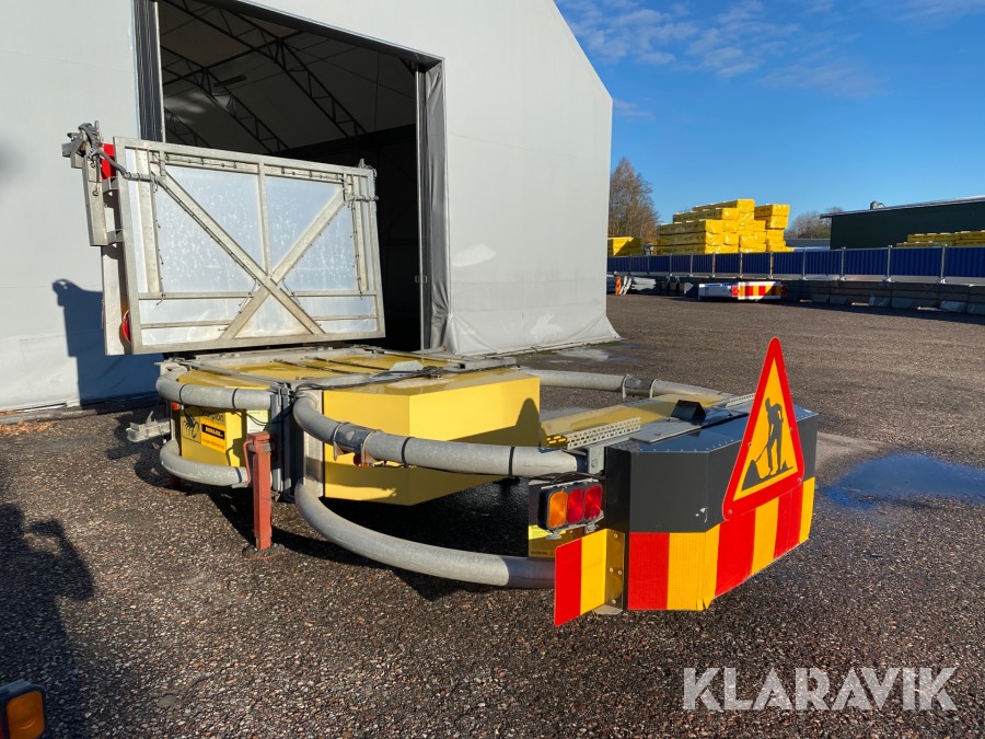 TMA-skydd Scorpio 10 000 med hastighetstavla och skylt