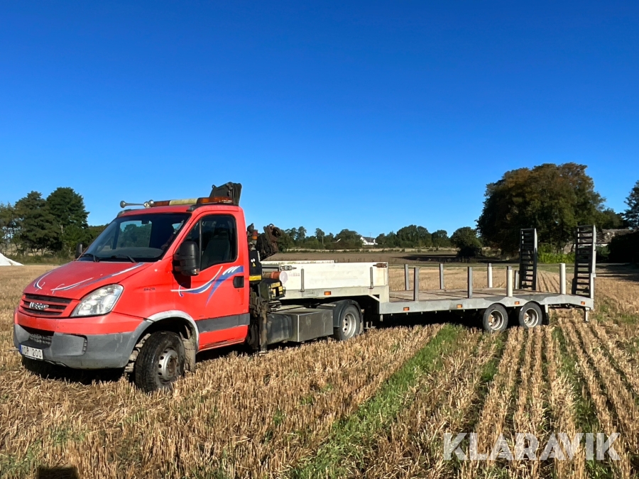 Dragbil med kran Iveco 65C 18 och trailer