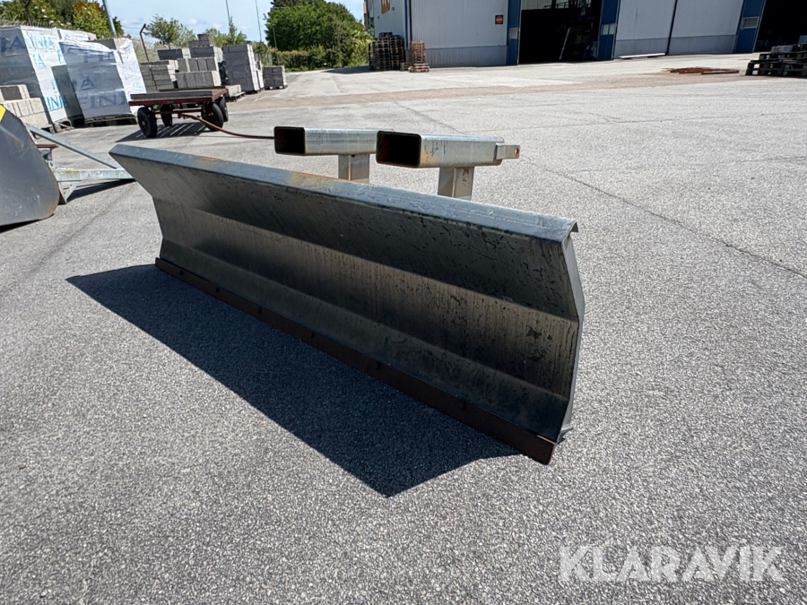 Ställbart plogblad med truckfäste