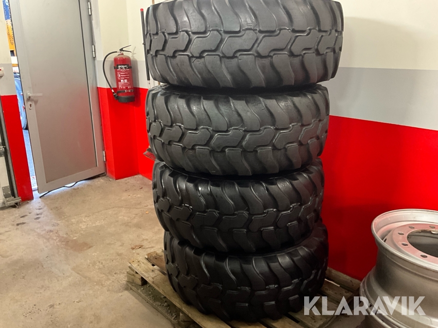 Entreprenaddäck Dunlop 405/70-18 på CAT-fälg