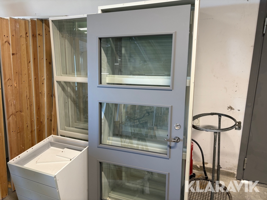 Kontorsfönster/innerfönster 11 st och en Daloc dörr