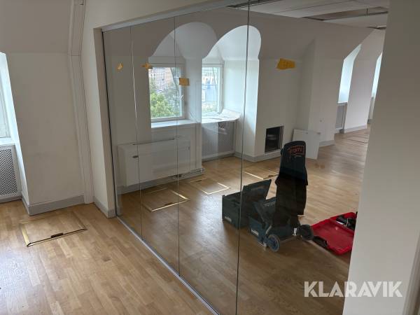 Glasparti vägg