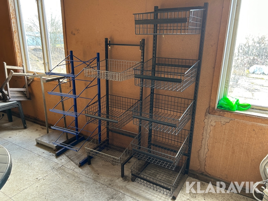 Hyllor med korgar och sopsäckställ  