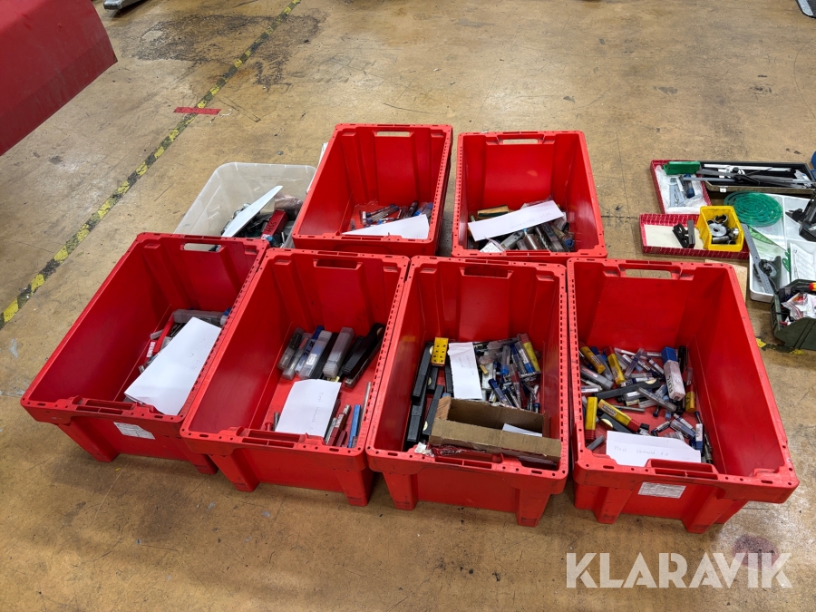 Parti med diverse fräsar och tillbehör