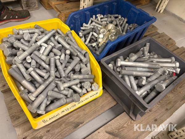 Blandad pall med muttrar, skruv/bult