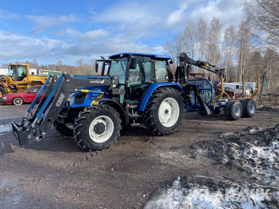 Traktor New Holland T5030 med timmerkärra