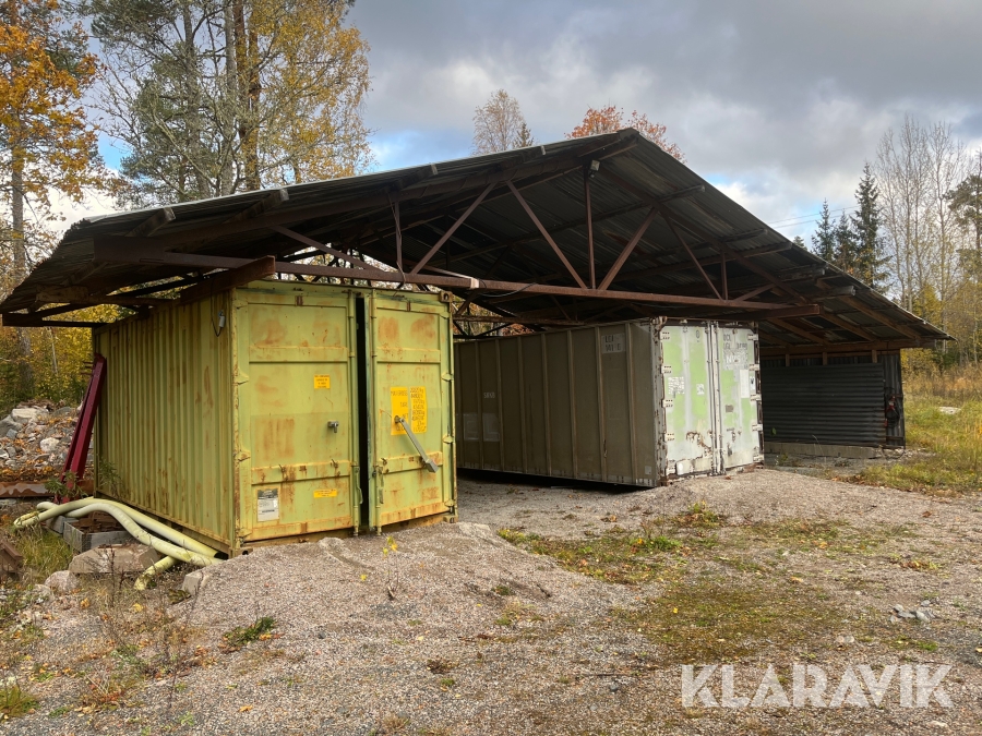Containrar med takstolar och plåt 2st 2fot 11m takstolar