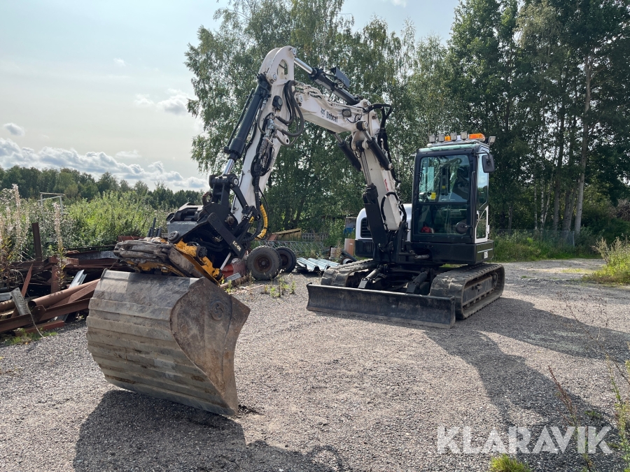 Grävmaskin Bobcat E85 med flera redskap