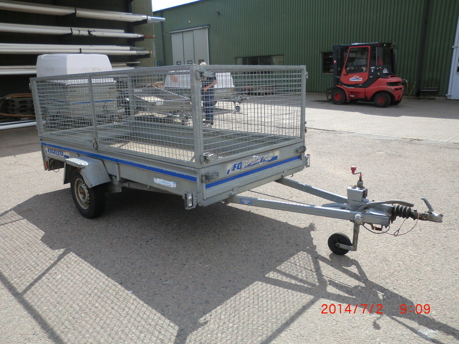 Personbilssläp med häckar