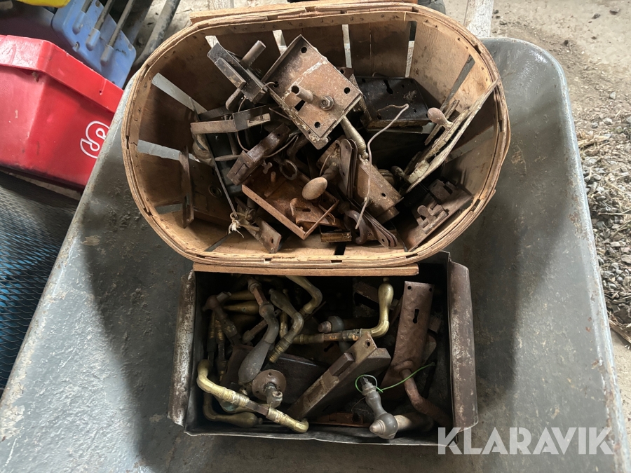 Gamla lås & handtag till dörr