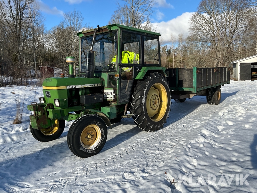 Traktor John Deere 1130 inklusive tippvagn och snöblad
