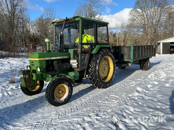 Traktor John Deere 1130 inklusive tippvagn och snöblad
