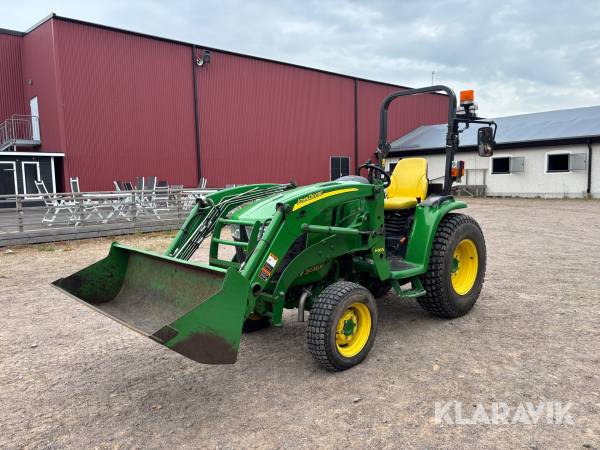 Traktor John Deere 3038R med frontlastare & redskap