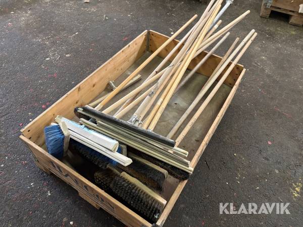 Pall med diverse kvastar och skrapor