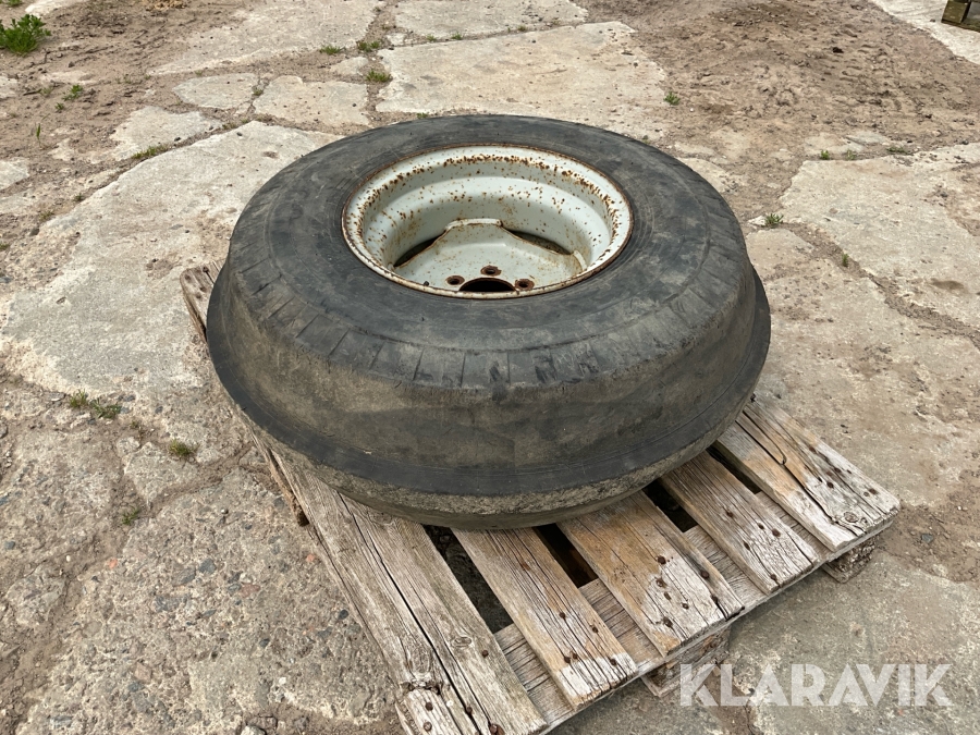 Däck med fälg Nokian 13,0/75-16 1- ribbad