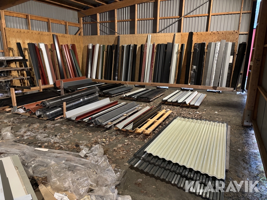 Parti med diverse takplåt och takdetaljer