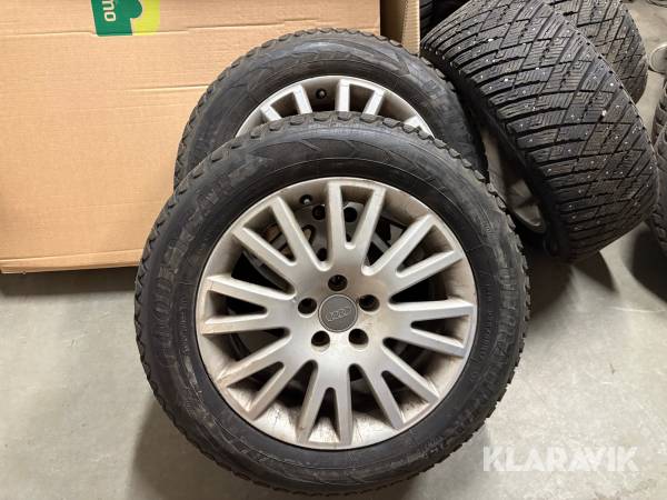 Personbilsdäck på fälg Audi 235/55R17