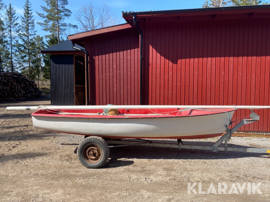 Trissjolle med båtvagn