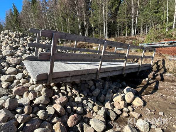 Landgång i tryckt virke med räcke  
