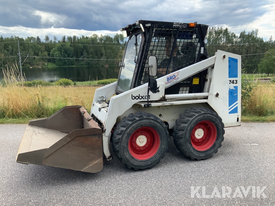 Kompaktlastare Bobcat 743 med många redskap och tillbehör