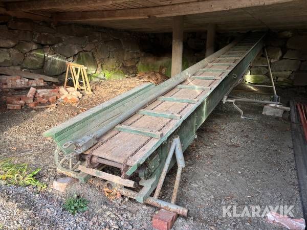 Höelevator med höj/sänkbar kärra