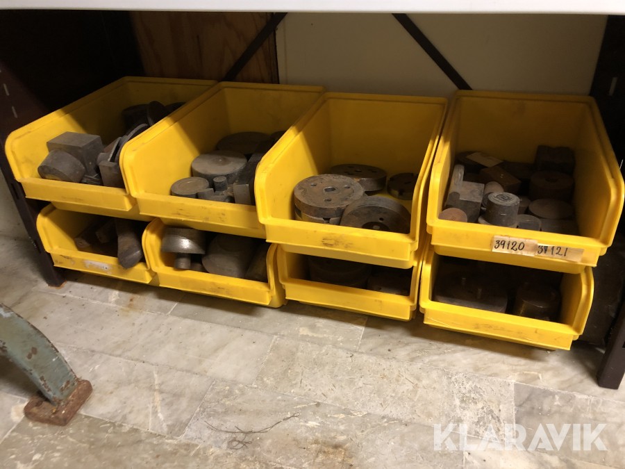 Pressverktyg med symboler och mönster i smycken i lådor mm