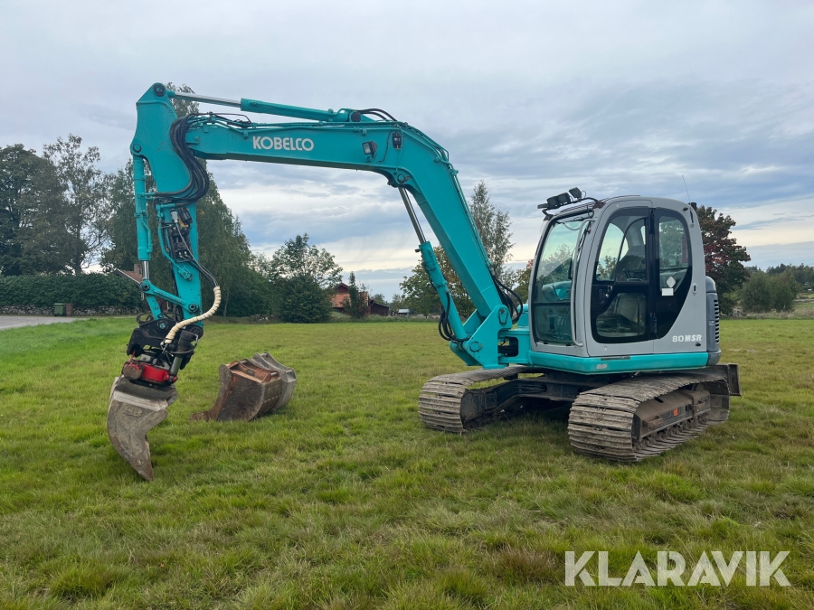 Grävmaskin Kobelco  80 MSR med flera redskap